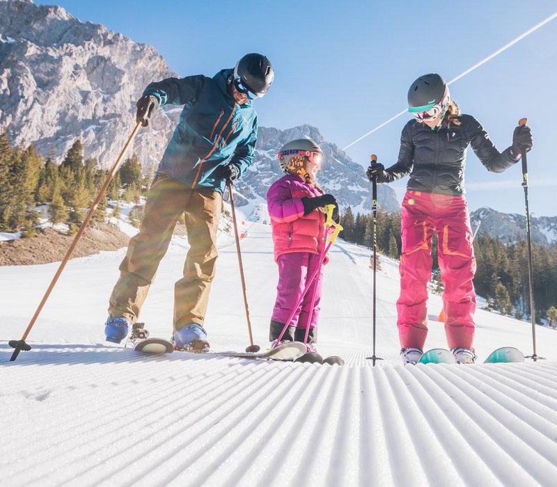 Familie fährt in der Zugpsitz Arena Ski