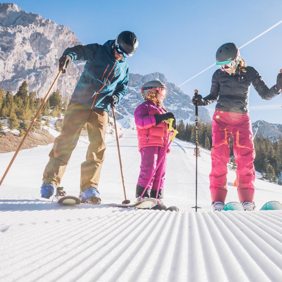 Familie fährt in der Zugpsitz Arena Ski