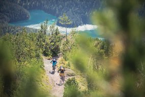 Pärchen mit ihren Bikes auf dem Blindseetrail