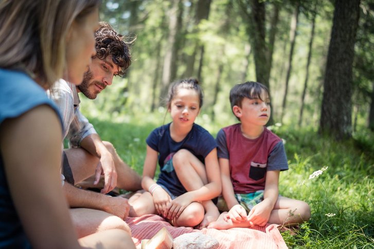 Familie beim Picknick im Wald