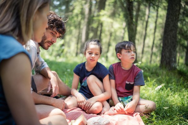 Familie beim Picknick im Wald