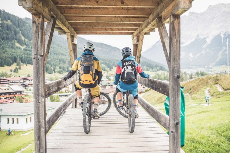 Zwei Downhill-Mountainbiker auf Ihren Bikes
