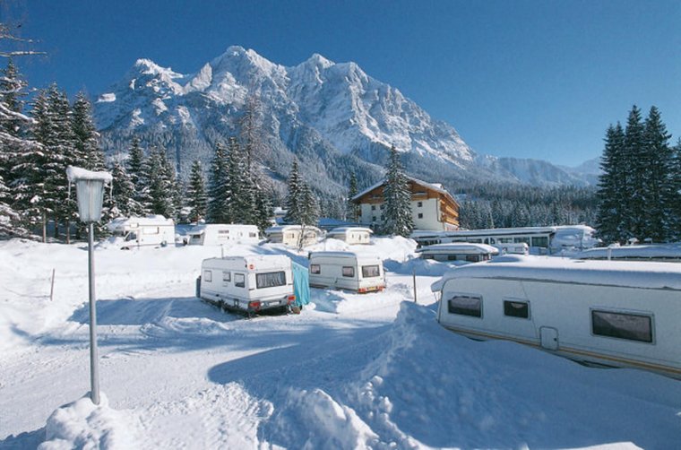 Verschneiter Campingplatz mit Zugspitzblick