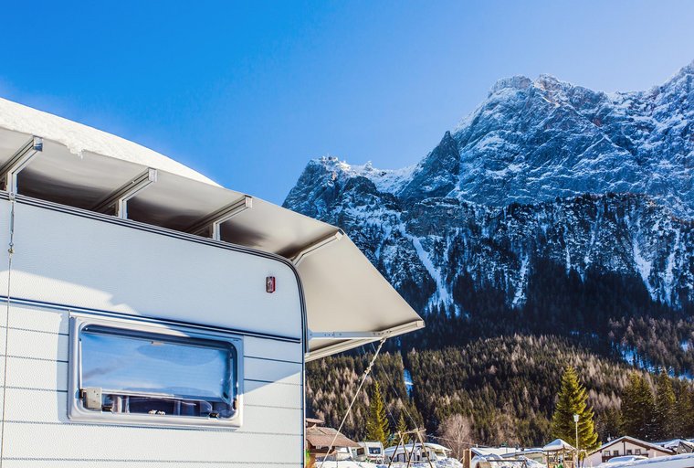 Verschneiter Campingwagen mit Zugspitzblick