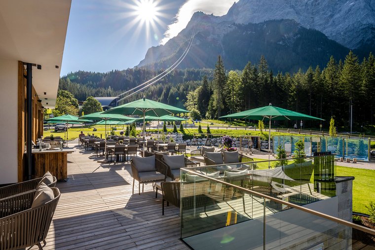 Terrasse im Zugspitz Resort mit Blick auf die Zugspitze