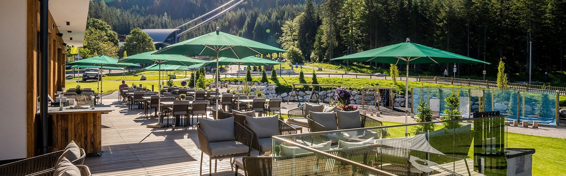 Sonnenterrasse am Fuße der Zugspitze Terrasse im Zugspitz Resort mit Blick auf die Zugspitze