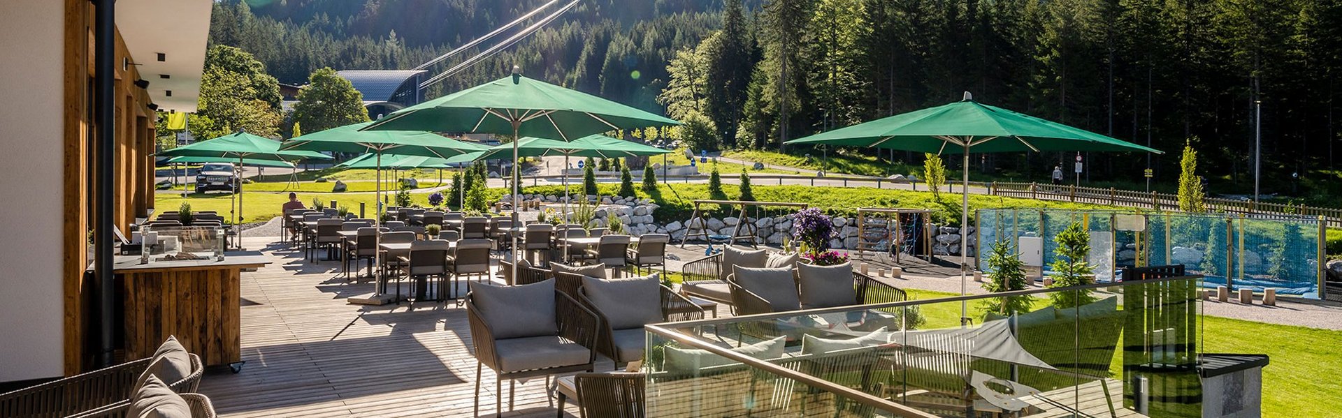 Sonnenterrasse am Fuße der Zugspitze Terrasse im Zugspitz Resort mit Blick auf die Zugspitze