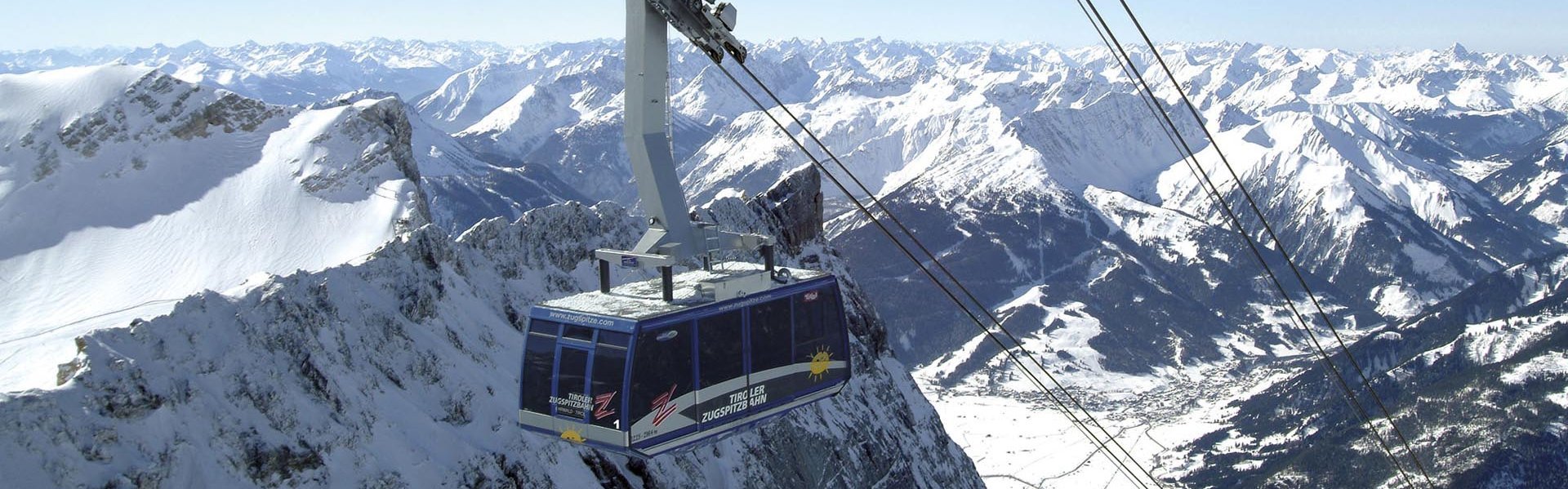 Zugspitz-Bahn fährt auf die Zugspitze hinauf