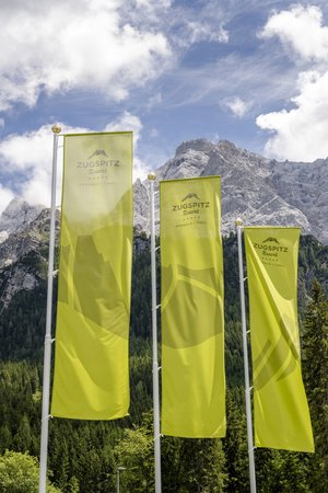 Grüne Fahnen vor dem Zugspitz Resort 