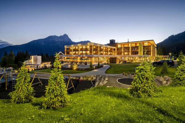 Ansicht des Zugspitz Resort am Abend im Sommer