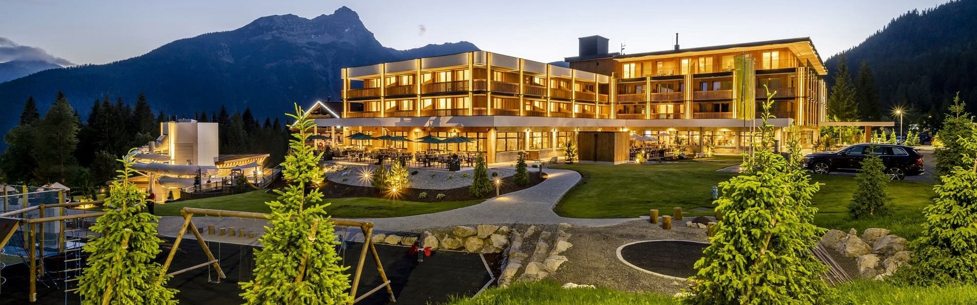 Ansicht des Zugspitz Resort am Abend im Sommer