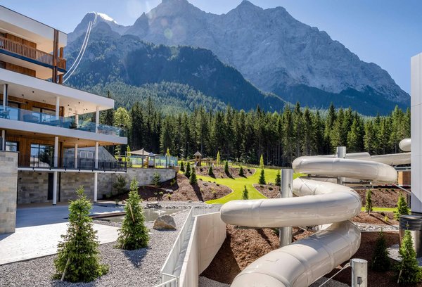 Übersicht über den Gartenbereich im Zugspitz Resort 