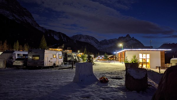 Camping im Zugspitz Resort bei Nacht
