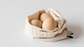 Eier in Tuch eingewickelt