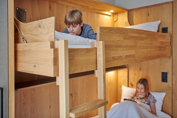 Kinder sitzen im Stockbett