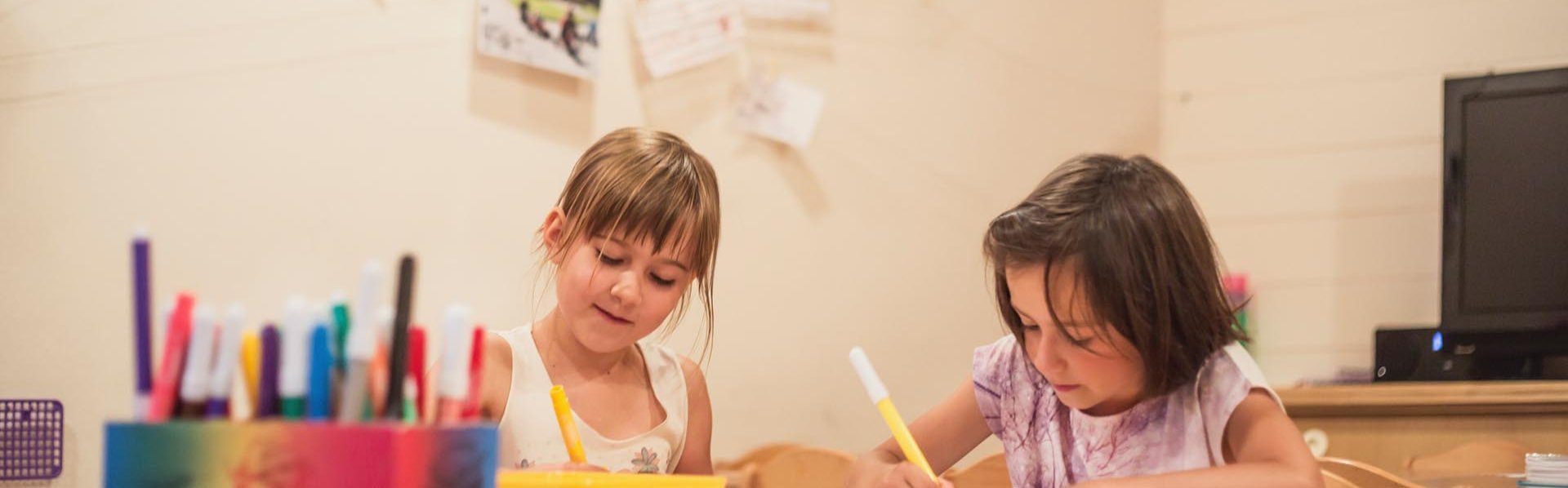 Kinder beim Zeichnen