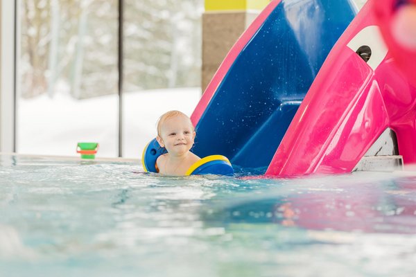 Kleinkind im Kinderpool