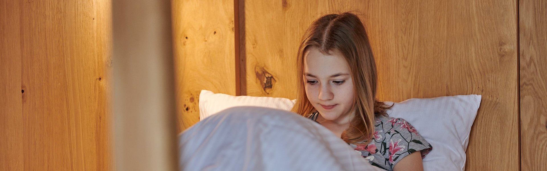 Mädchen sitzt im Stockbett