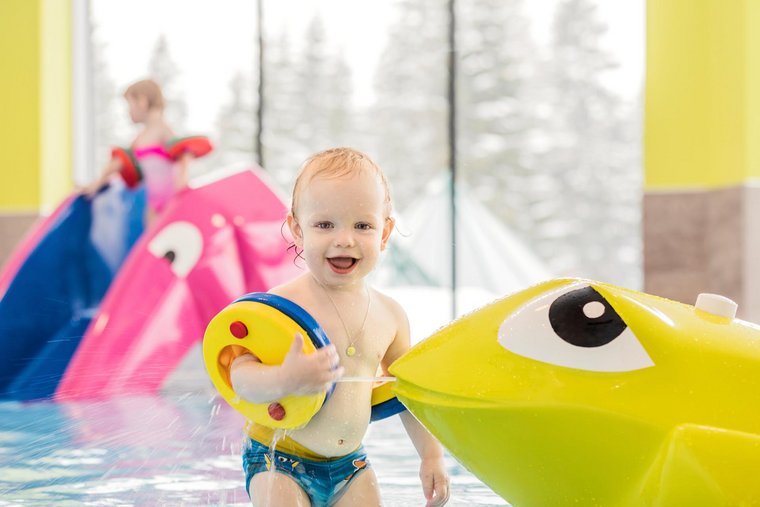 Spaß im Pool Kleiner Junge im Kinderpool