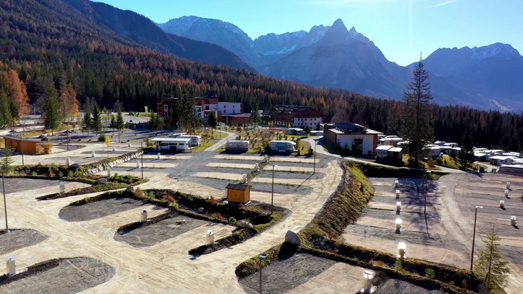 Stellplätze vor dem Resort Campingplätze im Sommer im Zugpsitz Resort