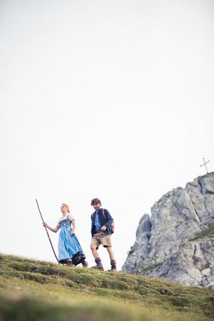 Paar in Tracht beim Wandern