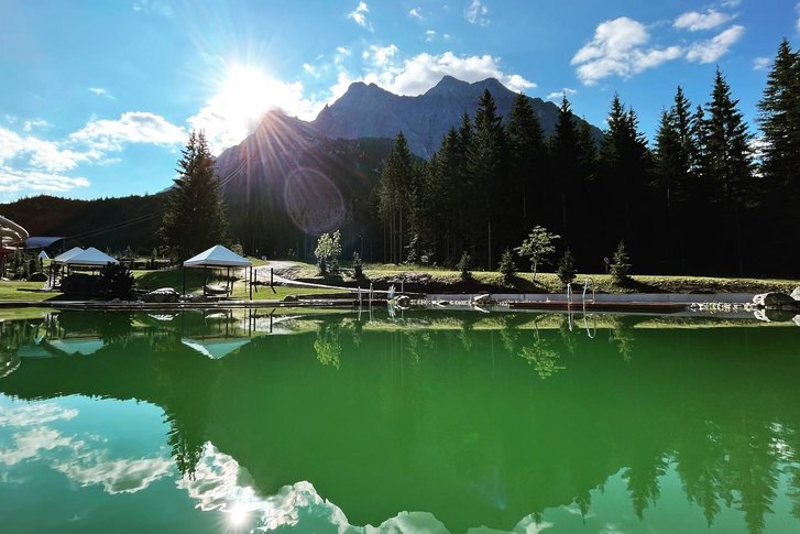 Teich im Zugspitz Resort mit Zugspitz-Blick