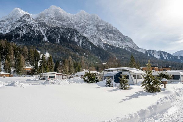 Campingplatz am Fuße der Zugspitze im Winter