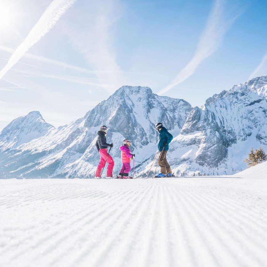 Familie steht auf der Piste