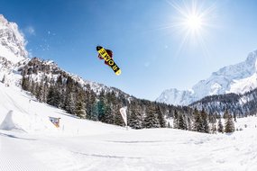 Freestyle-Fahrer im Snowpark