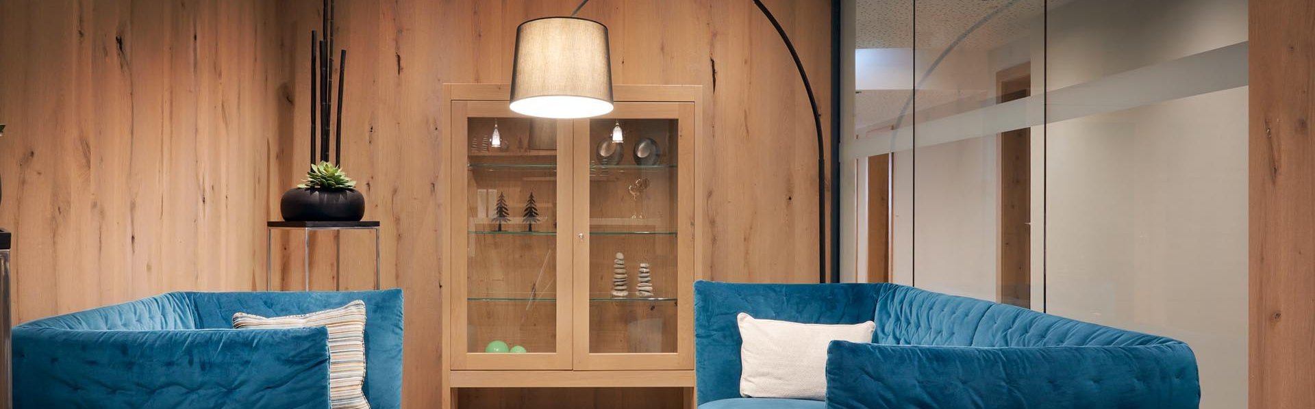 Wartebereich mit Sofas im Spa
