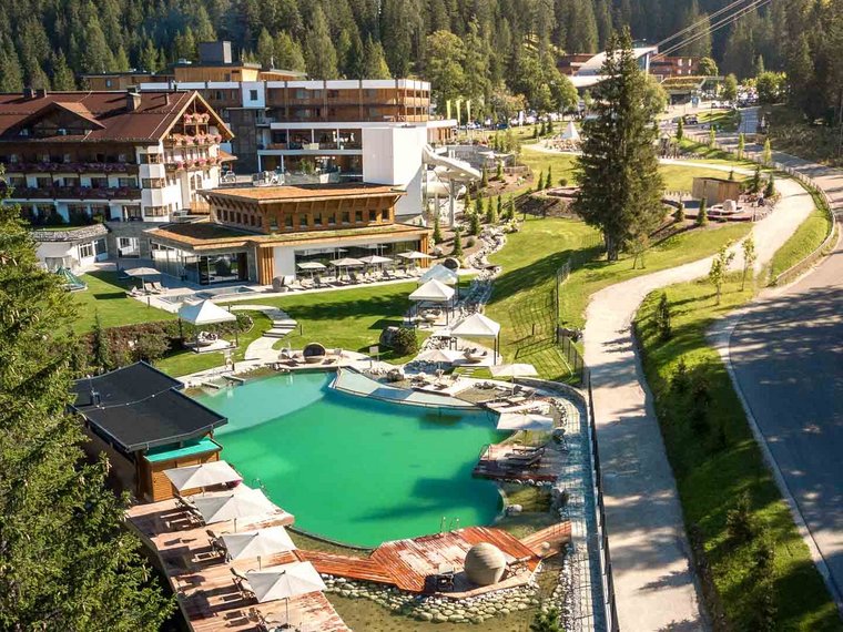 Zugspitz Resort Teich von oben mit Garten und Bergen im Hintergrund