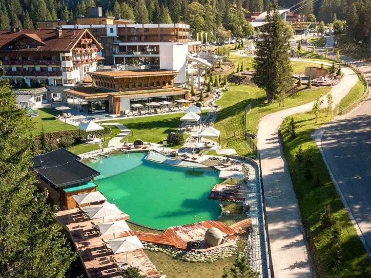 Zugspitz Resort Teich von oben mit Garten Zugspitz Resort Teich von oben mit Garten und Bergen im Hintergrund