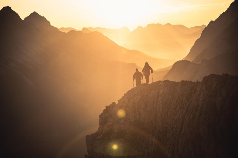Traumhaftes Panorama bei Sonnenaufgangswanderungen Sonnenaufgang im Gebirge