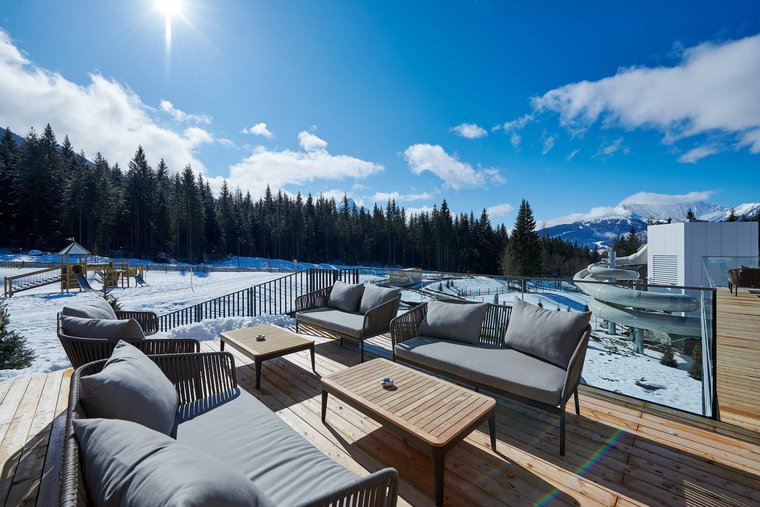 Überblick über die Terrasse im Winter im Zugspitz Resort 