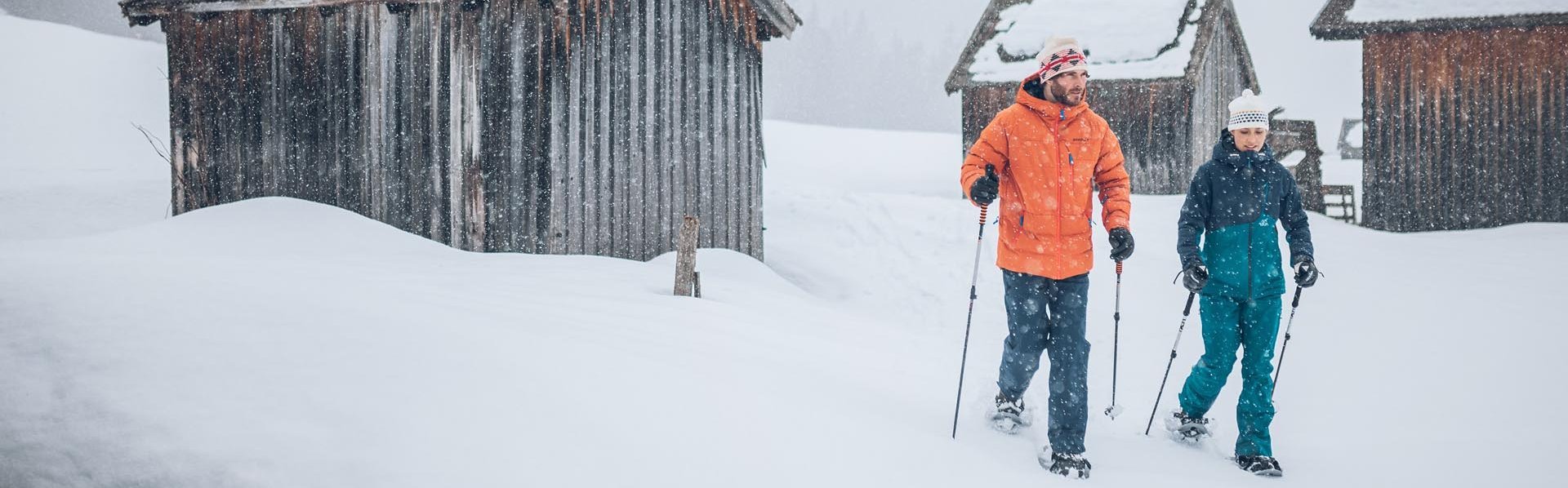 Paar beim Schneeschuhwandern