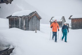 Paar beim Schneeschuhwandern