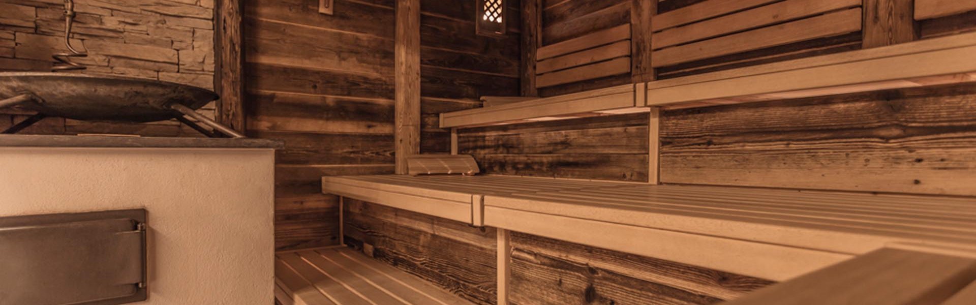 Holzbänke in der Sauna im Zugpsitz Resort