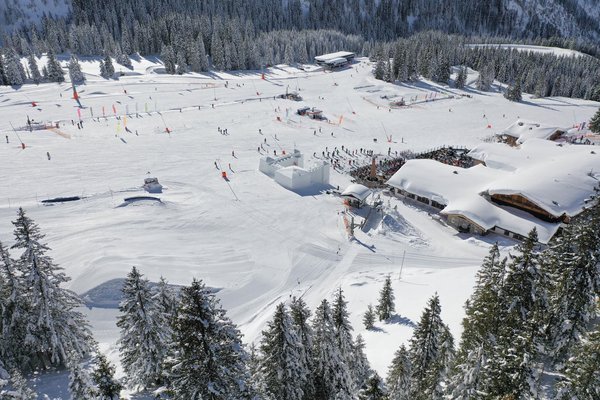 Blick von oben auf die Schneeburg bei der Ehrwalder Almbahn