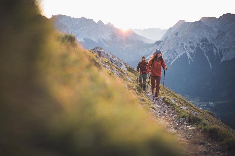Sonnenaufgangswanderungen in der Tiroler Zugspitz Arena Paar bei Sonnenaufgangswanderung