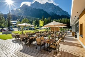 Terrasse vom Zugspitz Resort im Sommer