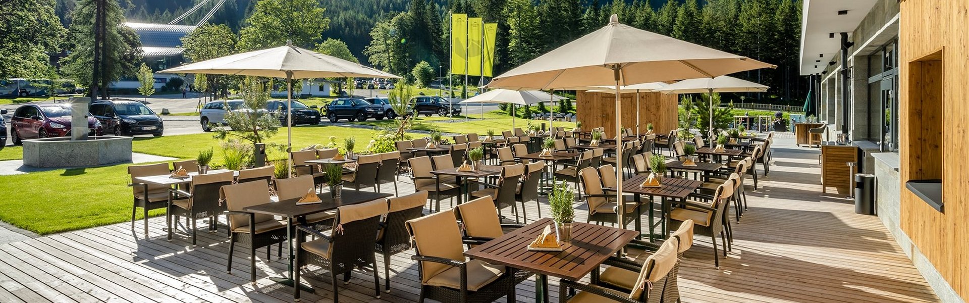 Terrasse vom Zugspitz Resort im Sommer