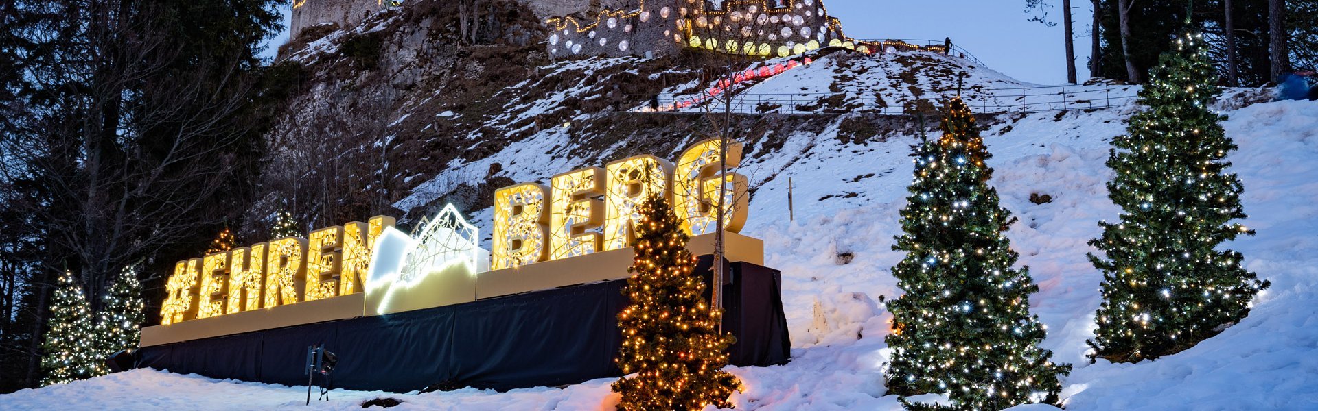 Burg Ehrenberg mit Weihnachtsbeleuchtung