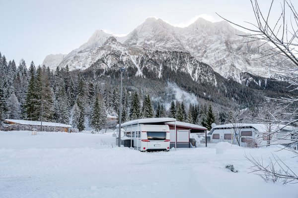 Wohnwagen im Schnee