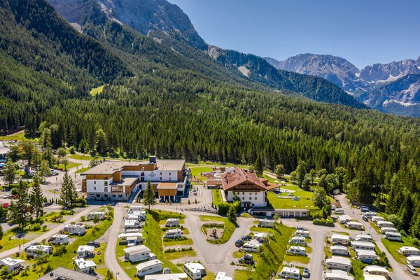 Das Zugspitz Resort von oben aus gesehen im Sommer