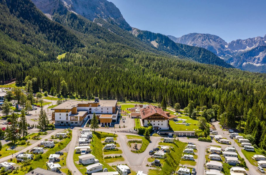 Das Zugspitz Resort von oben aus gesehen im Sommer