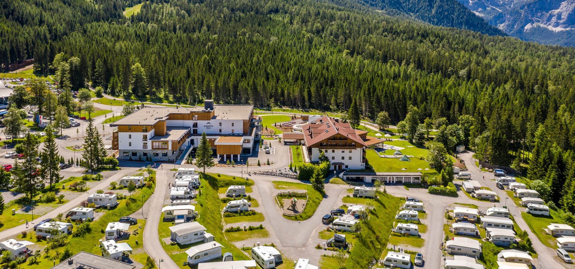 Das Zugspitz Resort von oben aus gesehen im Sommer