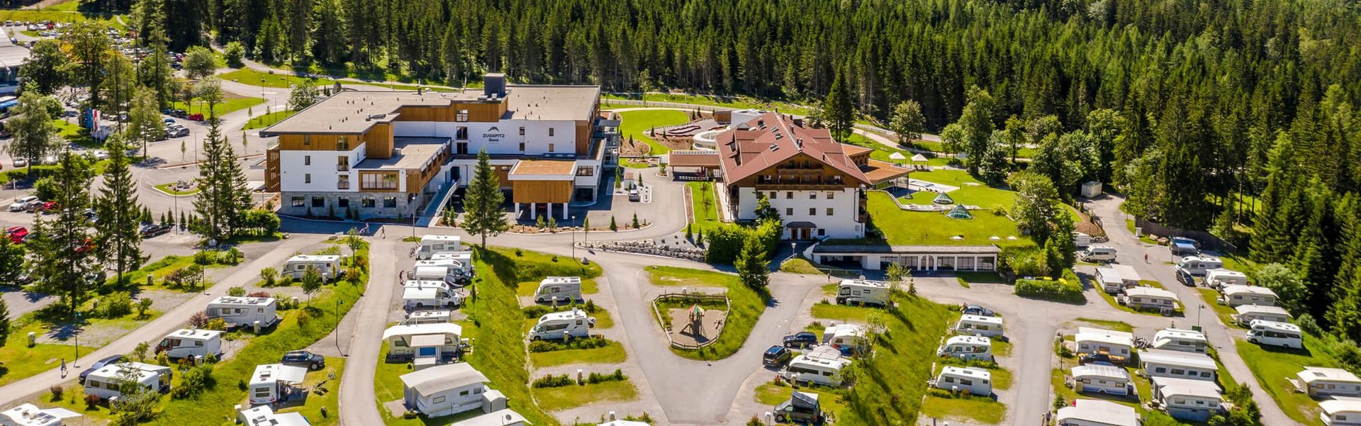 Das Zugspitz Resort von oben aus gesehen im Sommer