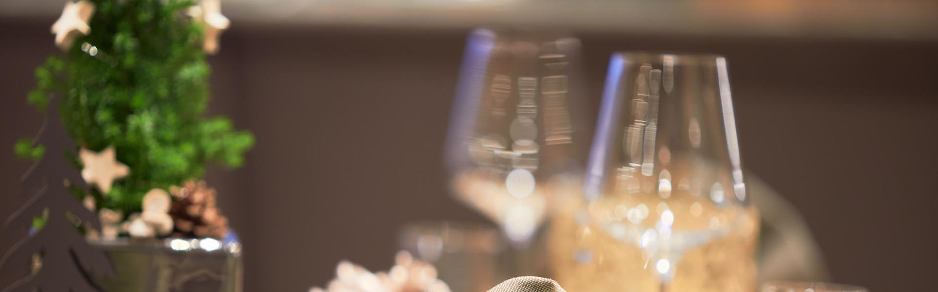 Gedeckter Tisch Gefaltete Serviette am Tisch