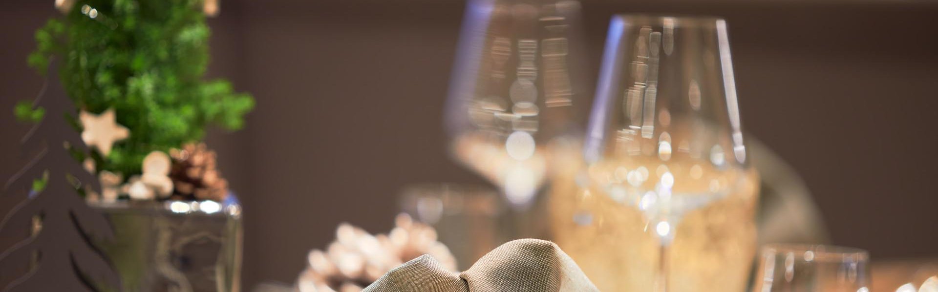 Gedeckter Tisch Gefaltete Serviette am Tisch
