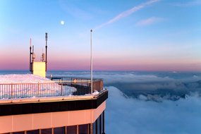 Aussichtsplattform auf der Zugspitze mit Nebel